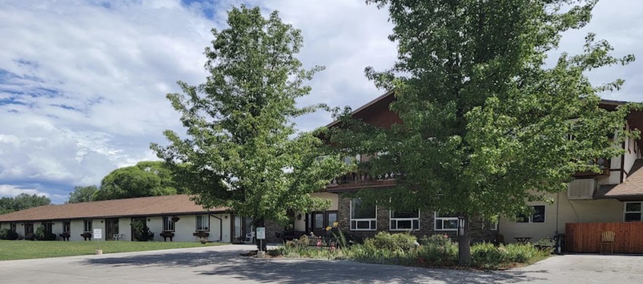 Main entrance and apartment wing at Spring Creek Chalet
