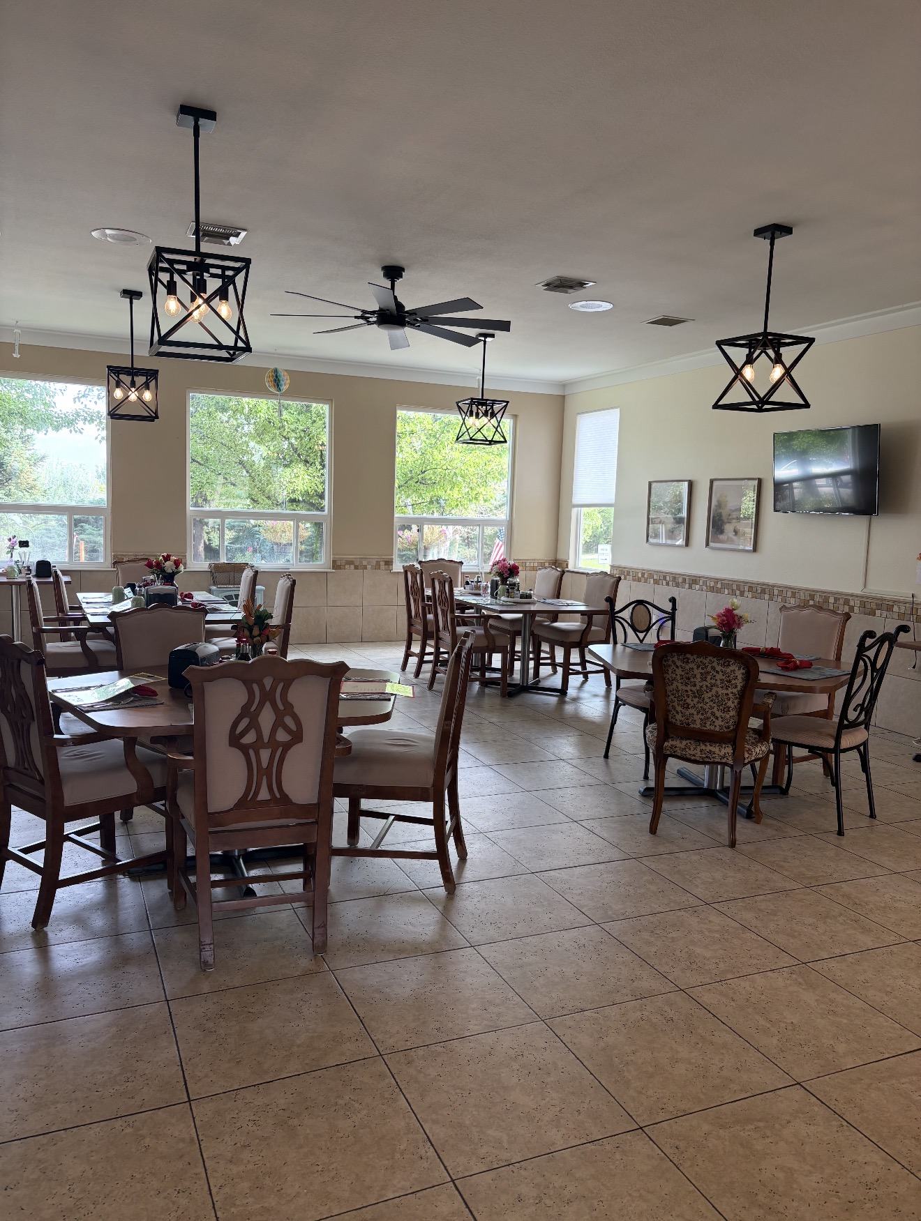 Communal dining room at Spring Creek Chalet in Montrose