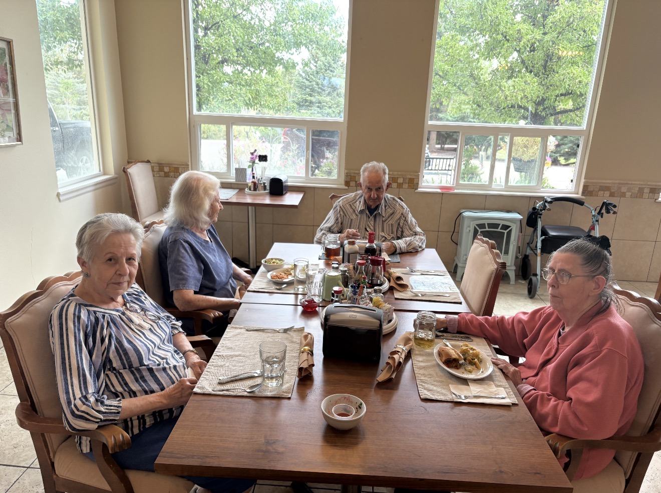 Residents dining together at Spring Creek Chalet